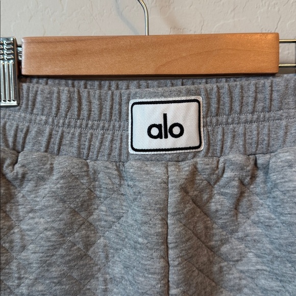 ALO Yoga Quilted Arena Boxing Sweat Shorts in Heather Gray XXS - Picture 3 of 6